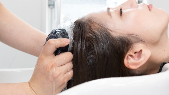 Gội đầu bằng nước lụa tại salon